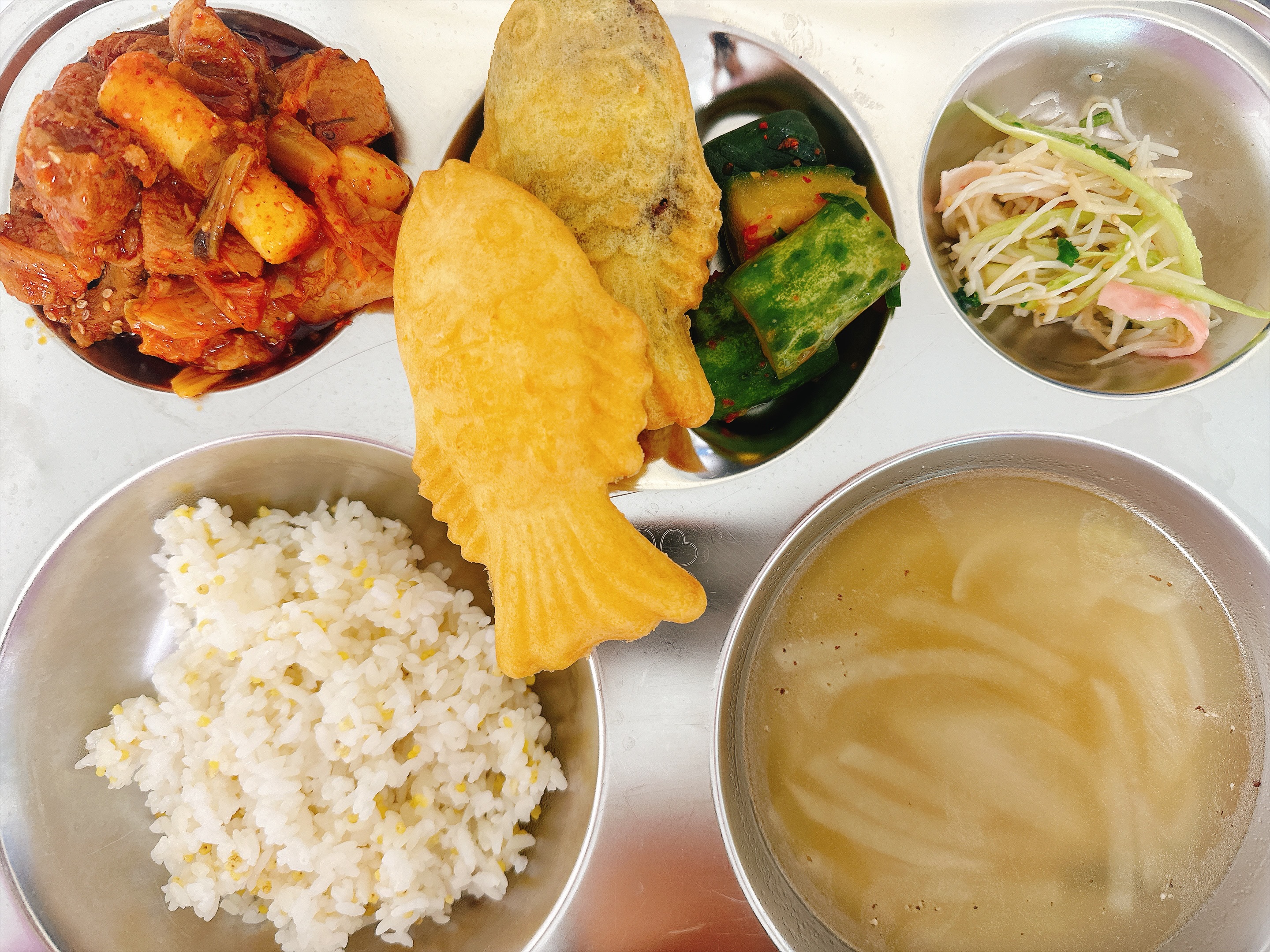 잡곡밥
들깨무채국5
갈비김치찜5.6.9.10
삼색겨자무침1.5.8
오이김치9
붕어빵(팥or슈크림)2.5.6