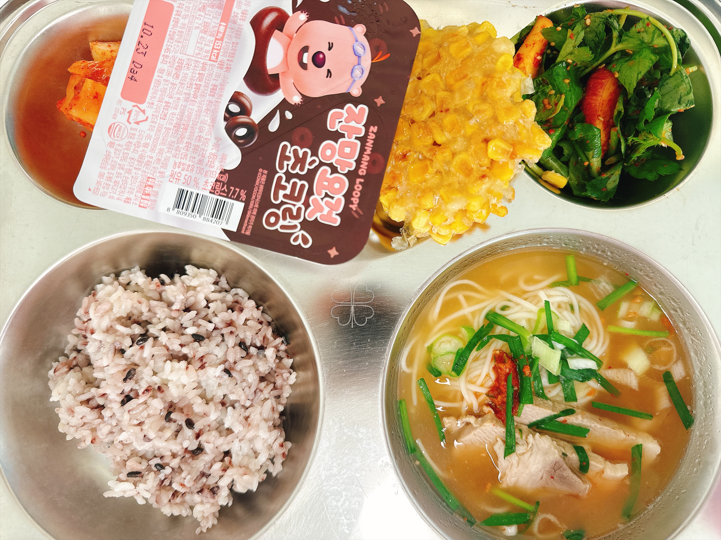 흑미밥
돼지국밥(소면)5.6.10
수제옥수수전*연유2.5.6
참나물사과무침5.6
석박지9
꺽어먹는요거트2.5.6